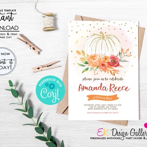 Op de afbeelding: Een witte pompoen met gouden glitteraccenten en oranje en rode bloemen is afgebeeld op een roze aquarel achtergrond. De tekst "please join us to celebrate Amanda Reece is turning three" is afgedrukt op de uitnodiging. De uitnodiging bevat ook de datum, tijd en locatie van het evenement.