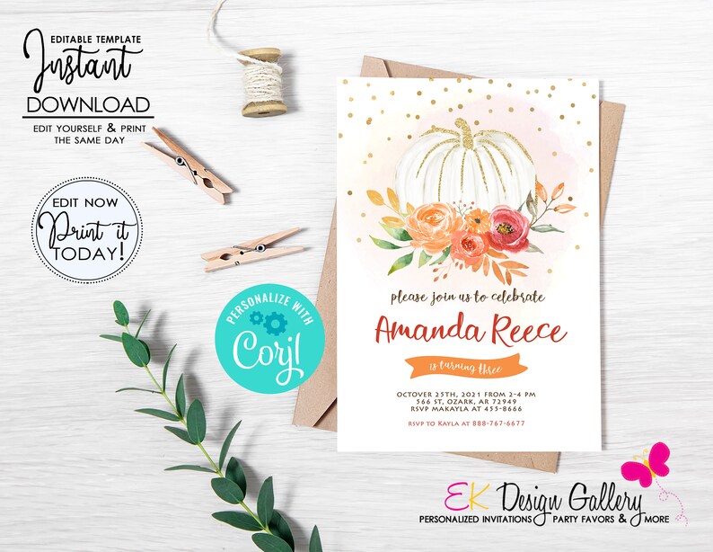 Op de afbeelding: Een witte pompoen met gouden glitteraccenten en oranje en rode bloemen is afgebeeld op een roze aquarel achtergrond. De tekst "please join us to celebrate Amanda Reece is turning three" is afgedrukt op de uitnodiging. De uitnodiging bevat ook de datum, tijd en locatie van het evenement.
