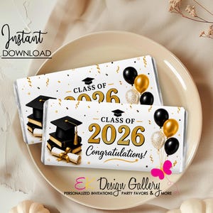 Puede incluir: Dos envoltorios blancos de barras de chocolate con texto dorado que dice "¡Clase de 2026 Felicitaciones!" y un gráfico de gorro de graduación. También se presentan globos negros, dorados y transparentes. Las palabras "Descarga instantánea" están en la parte superior.