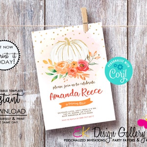 Op de afbeelding: Een roze en witte printbare uitnodiging met een witte pompoen met gouden glitter, oranje en rode bloemen en gouden glitterconfetti. De tekst luidt: "Kom gezellig met ons mee om Amanda Reece te vieren die drie jaar wordt. 25 oktober 2021 van 14:00 tot 16:00 uur. 366 St. Ozark, AR 73949. RSVP Makayla op 455-8466. RSVP naar Kayla op 888-767-6677."