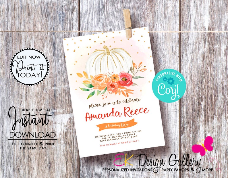 Op de afbeelding: Een roze en witte printbare uitnodiging met een witte pompoen met gouden glitter, oranje en rode bloemen en gouden glitterconfetti. De tekst luidt: "Kom gezellig met ons mee om Amanda Reece te vieren die drie jaar wordt. 25 oktober 2021 van 14:00 tot 16:00 uur. 366 St. Ozark, AR 73949. RSVP Makayla op 455-8466. RSVP naar Kayla op 888-767-6677."