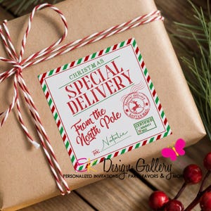 Puede incluir: Un regalo envuelto en papel marrón, atado con hilo rojo y blanco. Una etiqueta rectangular dice "CHRISTMAS SPECIAL DELIVERY From the North Pole" con un sello de Santa's Mail y "Certified Naughty or Nice".