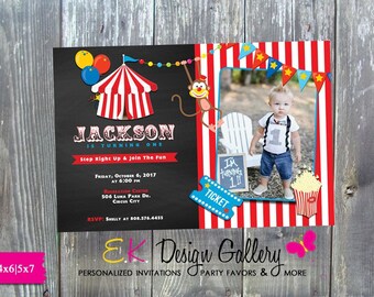 Puede incluir: Una tarjeta de invitación de cumpleaños con temática de circo que incluye una carpa a rayas rojas y blancas, un mono y un marco para fotos. El texto dice: JACKSON IS TURNING ONE, Step Right Up & Join The Fun, Friday, October 6, 2017 at 6:00 PM, Recreation Center, 506 Luna Park Dr., Circus City, RSVP: Shelly at 808.576.4455.