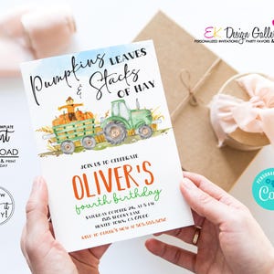 Puede incluir: Una invitación en acuarela con el texto "Pumpkins Leaves & Stacks of Hay" y "Oliver's fourth birthday". El diseño presenta un tractor verde tirando de un vagón de calabazas. La invitación se sostiene en las manos de una persona.