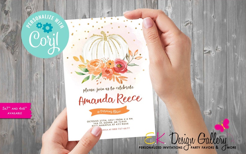 Op de afbeelding: Een witte pompoen met gouden glitteraccenten en oranje en rode bloemen is afgebeeld op een roze en witte aquarel achtergrond. De tekst "please join us to celebrate Amanda Reece is turning three" is afgedrukt op de uitnodiging. De uitnodiging is verkrijgbaar in de formaten 5x7" en 4x6".