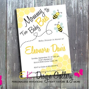 Può includere: Un invito a una festa di baby shower giallo e bianco con un motivo a nido d'ape e due api dei cartoni animati. L'invito recita "Mommy to Two Baby Bees" e include il nome "Eleonore Davis".