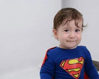 Von Superman inspiriertes Babykostüm für kleine Helden