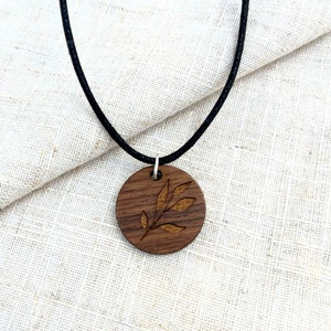 Holzkette mit Gravur Zweig Naturschmuck personalisierter Schmuck Bild 1