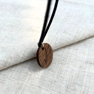 Holzkette mit Gravur Zweig Naturschmuck personalisierter Schmuck Bild 3