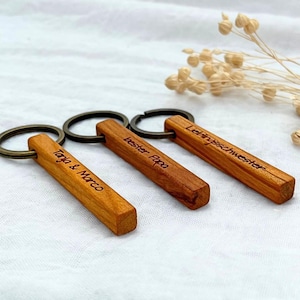 Personalisierter Schlüsselanhänger Holz | Kirschholz graviert mit Wunschtext | Geschenk für Männer & Frauen | Handmade Unikat