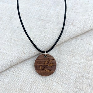Holzkette mit Gravur Zweig Naturschmuck personalisierter Schmuck Bild 4
