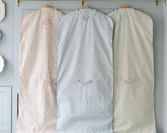 Broderad klädväska // Brudtärnepresent, Brudpresent, Reseklädväska, Canvasväska, Resväska med blommigt monogram i canvas, Klänningsväska