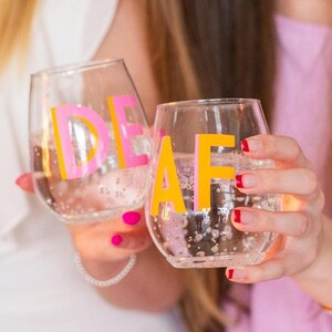 Vaso de vino sin tallo con monograma Shadow (juego de 4): copas de vino personalizadas para despedidas de soltera, bodas, fiestas, piscinas, fiestas de fin de curso, colores escolares personalizados