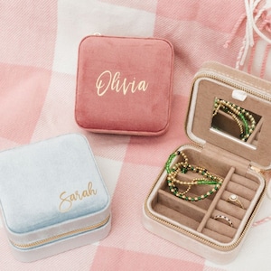 Velvet Travel Jewelry Case // Custom Velvet Jewelry Case Personalized Jewelry Box Bridal Party Gifts Wedding Favors Gift for Her Bridesmaid
