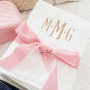 Embroidered Guest Towels image 1