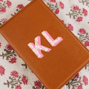 Porta pasaporte con monograma impreso // Cartera para pasaporte, regalo de viaje, propuesta de dama de honor, regalo de boda, estuche de cuero para pasaporte, recuerdos