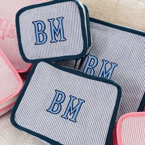 Broderade Seersucker-packkuber med applikation (set om 3) // Personliga researrangörer, resepresent, bagagearrangörer, mammapresent