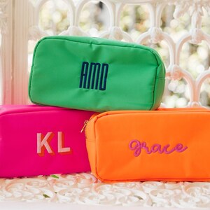 Bolsa grande de nylon bordada // Bolsa de maquiagem bordada Presentes para madrinhas Proposta Bolsa de cosméticos com nome personalizado Festa de casamento Presentes para madrinhas