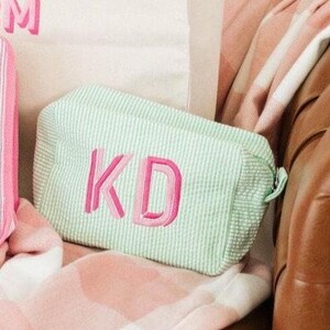 Bestickte Seersucker Make-up Tasche // Personalisierte Seersucker Kulturtasche, Kosmetiktasche, Brautjungfer Geschenk, Brautparty Geschenke