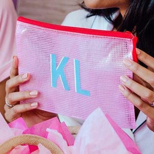 Shadow Monogram Pool Bag // Kulturbeutel Hochzeit Bachelorette Brautparty Geschenk SPF Aufbewahrungstasche Sonnencreme Wet Bag Monogram