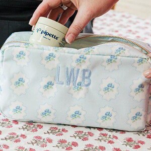 Bestickte bedruckte Nylontasche // Personalisierte Blumen Schminktasche besticktes Geschenk für Sie Brautjungfer Geschenk individuelle Kulturtasche Kosmetiktasche