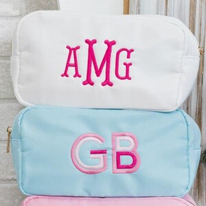 Bolsa grande de nylon bordada // Bolsa de maquiagem bordada Presentes para madrinhas Proposta Bolsa de cosméticos com nome personalizado Festa de casamento Presentes para madrinhas