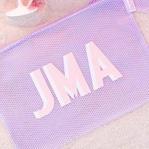 Shadow Monogram Pool-Tasche // Benutzerdefinierte Toilettentasche, benutzerdefinierte Strandtasche, personalisierte Nasstasche, SPF-Tasche, Sonnenschutz-Aufbewahrungstasche, Nass-Trocken-Beutel