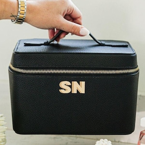 Leren koffer met schaduwmonogram