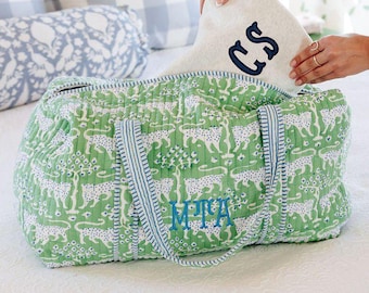 Torba podróżna z haftowanym nadrukiem blokowym // Torba podróżna typu Duffle, ręcznie pikowana torba podróżna, torba z nadrukiem blokowym, monogramowane torby podróżne na noc