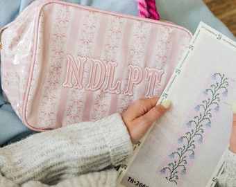 Needlepoint XL-projectetui // Needlepoint-opslag NDLPT-projecttas, aangepaste naam school elke dag, borduurtas