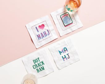 Servilletas de cóctel Mahjong (juego de 4) // Regalos Mahjong, Mah Jongg, Mahj, posavasos bordados, juego de 4 de lino bordado, decoración para carrito de bar