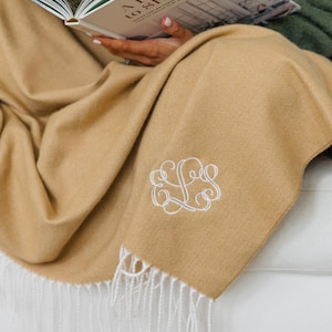 Gewebte Decke mit Monogramm // Personalisierte Decke, Monogramm Decke für Frauen, Gestickte Plüsch-Decke, personalisiertes Geschenk für Zuhause