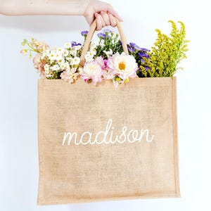 Name Jute Carryall // Personalized Tote Gift Bag, Beach Bag Gift, Bridesmaid Gifts, Bachelorette Party Favor, Jute Bag, Bridal Party Gift