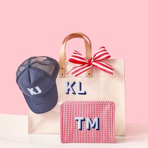 Met schaduw monogram geborduurde weekendtas // Gepersonaliseerde draagtas met naam, draagtas bruidsmeisje strand, draagtas monogram, draagtas aangepaste draagtas, cadeau voor haar afbeelding 6