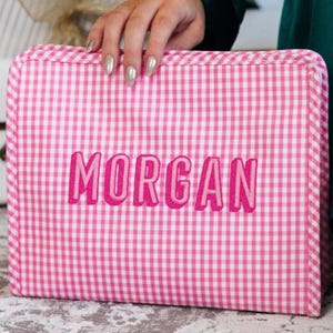 Bolsa de maquillaje TRVL Roadie bordada // Bolsa de maquillaje con nombre bordado, bolsa de maquillaje con monograma, regalo de propuesta de dama de honor, bolsa de artículos de tocador con monograma, bolsa para niños
