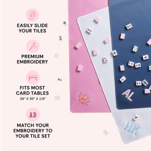 Puede incluir: Tres tapetes rectangulares de mahjong en rosa, blanco y azul marino, cada uno con iniciales bordadas. Los tapetes est&aacute;n esparcidos con fichas de mahjong. El texto incluye EASILY SLIDE YOUR TILES, PREMIUM EMBROIDERY, FITS MOST CARD TABLES 76,2 cm X 76,2 cm X 0,3 cm, y MATCH YOUR EMBROIDERY TO YOUR TILE SET.