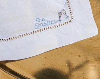 刺繍入りカスタム名字カクテルナプキン（4枚セット）//名字入りリネンカクテルナプキン、パーソナライズされたリネンカクテルナプキン、ホステスギフト