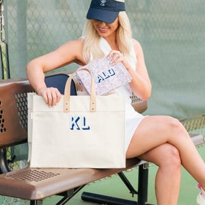 Met schaduw monogram geborduurde weekendtas // Gepersonaliseerde draagtas met naam, draagtas bruidsmeisje strand, draagtas monogram, draagtas aangepaste draagtas, cadeau voor haar afbeelding 2