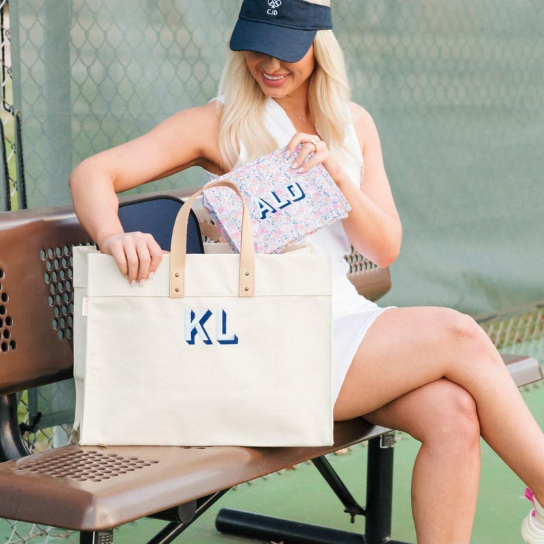 Met schaduw monogram geborduurde weekendtas // Gepersonaliseerde draagtas met naam, draagtas bruidsmeisje strand, draagtas monogram, draagtas aangepaste draagtas, cadeau voor haar afbeelding 2