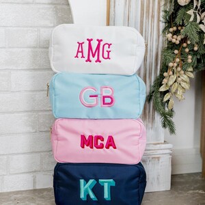Bolsa grande de nylon bordada // Bolsa de maquiagem bordada Presentes para madrinhas Proposta Bolsa de cosméticos com nome personalizado Festa de casamento Presentes para madrinhas