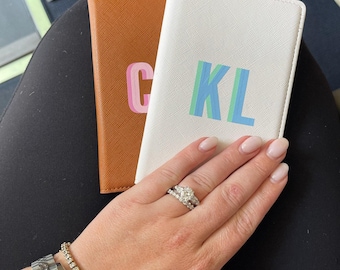 Funda para pasaporte con monograma de sombra // Funda para pasaporte con monograma, funda de cuero personalizada, regalo para luna de miel, billetera para pasaporte
