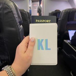 Passhållare med skuggmonogram // Monogrampassfodral, personligt läderpasshållare, smekmånadsresepresent, passplånbok bild 4