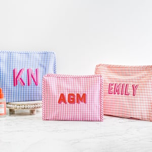 Bolsa de maquiagem TRVL Roadie bordada // Nome bordado, Bolsa de maquiagem com monograma, Presente para pedido de casamento de madrinha, Bolsa de higiene com monograma, Bolsa infantil