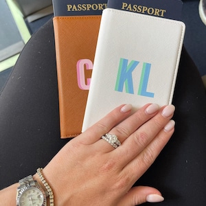 Passhållare med skuggmonogram // Monogrampassfodral, personligt läderpasshållare, smekmånadsresepresent, passplånbok bild 2