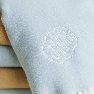 Monogrammerad vävd filt // Personlig pläd, monogrammerad filt för kvinnor, broderad plyschfilt, personlig present till hemmet