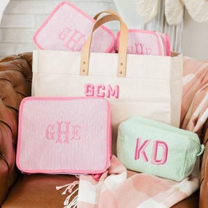 Embroidered Seersucker Makeup Bag // Personalized Seersucker Toiletry Bag, Cosmetic Bag, Bridesmaid Gift, Bridal Party Gifts, Bridal Shower