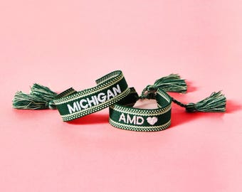 モチーフ付きカスタム刺繍ブレスレット // スクールスピリット刺繍ブレスレット、卒業祝い、チームを選ぼう、タッセル友情ブレスレット