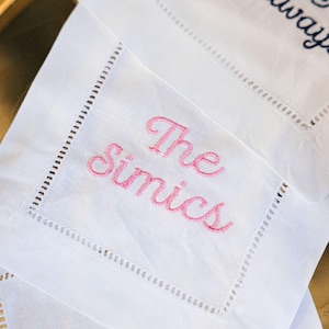 Individuell gestickte Cocktailservietten (4er-Set) // Personalisierte Nachname-Leinen-Cocktailserviette, Hochzeitsjubiläumsverlobung Benutzerdefinierte Serviette
