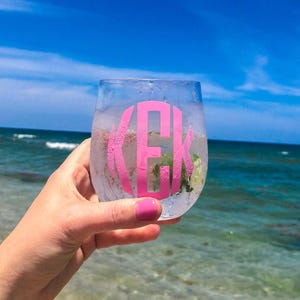 Vaso de vino con monograma (juego de 4) para despedida de soltera, boda, fiesta en la piscina