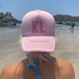 Schatten Monogramm Trucker Hut // Monogramm Initialen Trucker Hut Benutzerdefinierte Brautgeschenke Junggesellinnenabschied Geschenk personalisierte Brautjungfer Gunst